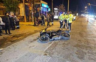 Kırmızı ışıkta geçen otomobil motosiklete çarptı:...