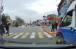 Kırmızı ışıkta geçtiği yetmedi, yayaya çarpmasına...