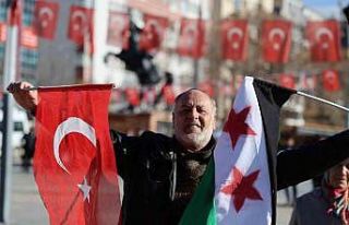 Kırşehir’deki Suriyeliler, tarihi meydanda lokum...