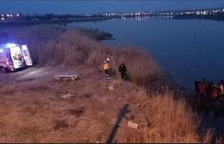 Kızılırmak Nehri’ne düşen kadını gençler...