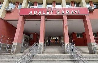 Kızının makyaj yapmasına ve etek giymesine izin...