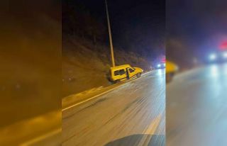 Kontrolden çıkan araç bariyerlere çarptı; 1 kişi...