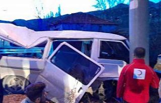 Kontrolden çıkan midibüs takla atıp şarampole...