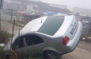 Kontrolden çıkan otomobil, askıda kaldı