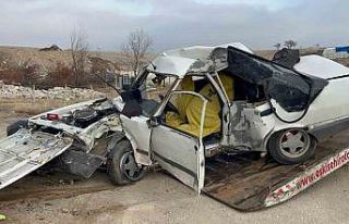 Kontrolden çıkan otomobil beton elektrik direğine...