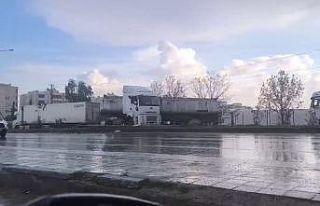 Kontrolden çıkan tır refüje çarptı