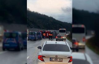 Kontrolden çıkan tır yan yattı