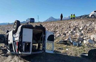 Konya’da hafif ticari araç ile otomobil çarpıştı:...