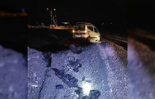 Konya’da hafif ticari araç kum yığınına çarptı:...