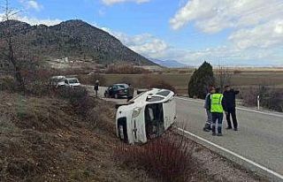 Konya’da hafif ticari araç otomobille çarpıştı:...