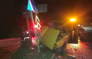 Konya’da otomobil trafik levhasına çarptı: 6...