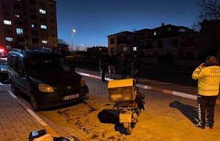 Köpekten kaçarken hafif ticari araca çarpan motosiklet...