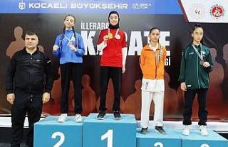 Körfezli karateciler üçüncülük kürsüsünde