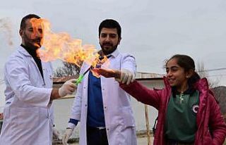 Köy okulu çocuklarına bilimsel etkinliklerle moral...