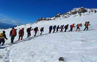 Küçük Erek Dağı’na zirve tırmanışı