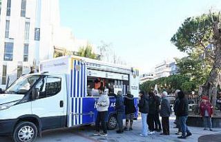 Kuşadası Belediyesi’nden soğuk havalarda çorba...