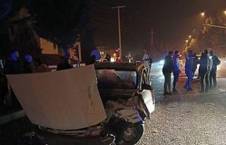 Kütahya’da otomobil ile kamyon çarpıştı: 2...