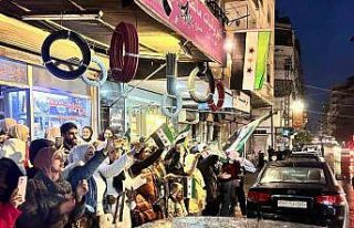 Lazkiye’de yağmura rağmen Esad rejiminin devrilmesi...