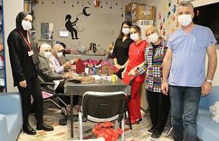 Lösemi hastaları ahşap boyama etkinliğiyle moral...