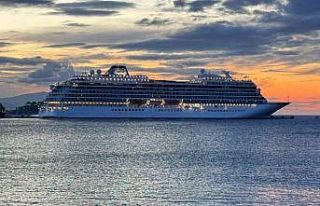 Lüks yolcu gemisi Kuşadası’na demir attı