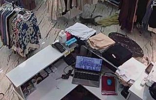 Mağazadan elbise çalan haylaz kediyi güvenlik kamerası...