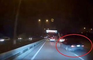 Makas atarken kaza yapan araç kamerada