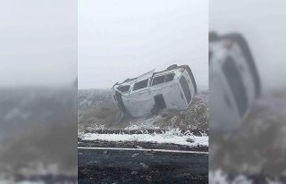 Malazgirt’te öğretmen servisi devrildi: 8 yaralı