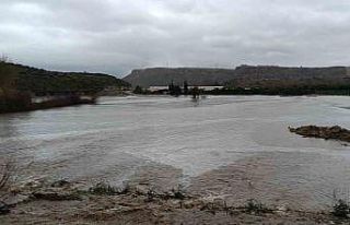 Manavgat’ta dağlardan gelen sel suları ulaşımı...