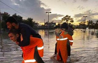 Manavgat’taki su baskınlarında mahsur kalan vatandaşlar...