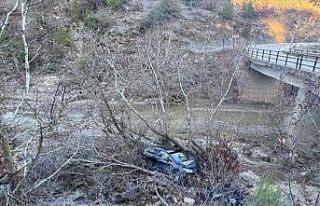 Manisa’da otomobil Gördes Çayına uçtu: 3 yaralı