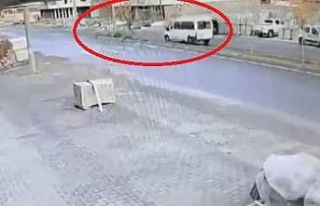 Mardin’de minibüsün öğretmene çarptığı anlar...
