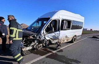 Mardin’de öğretmen servisi ile otomobil çarpıştı:...