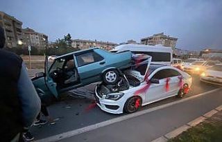 Mardin’de otomobil gelin arabasının üstüne çıktı:...