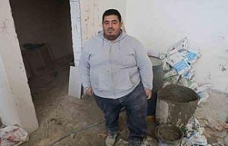 Markete girerken çamurlu ayakkabılarını çıkaran...