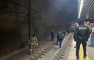 Marmaray’da tren aylarına atlayan şahıs hayatını...