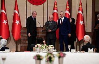 Mehmet ’Usta’ Cumhurbaşkanı Erdoğan’dan plaket...