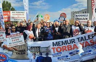 Memur sendikaları Hazine ve Maliye Bakanlığı önünde...