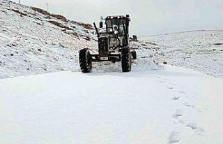 Mersin Büyükşehir Belediyesi karla mücadele ekipleri...