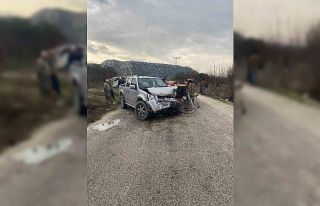 Mersin’de kamyonet traktöre arkadan çarptı: 4...