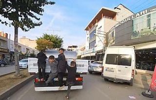 Mersin’de kamyonetin arkasına asılan çocukların...