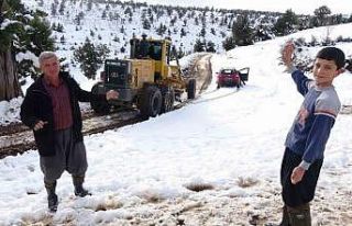 Mersin’de karla mücadele, Yörüklerin kapanan...