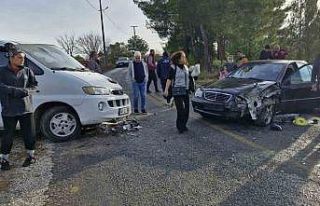 Milas’ta minibüs ile otomobil çarpıştı: 3 yaralı