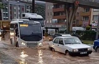 Milas’ta sağanak yağış yolları göle çevirdi