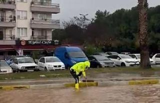 Milas’ta trafik ekipleri sağanak yağışta vatandaşların...
