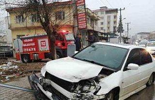 Minibüs ile otomobil çarpıştı: 3 yaralı