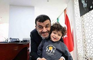 Minik Faruk’u makamında ağırlayan Başkan Çavuşoğlu...