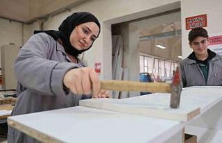 Mobilya bölümünün tek kız öğrencisi: Kulağında...