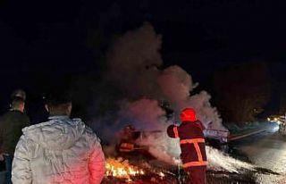 Mobilya yüklü kamyonet alev alev yandı