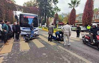 Motosiklet halk otobüsü ile çarpıştı: 1 yaralı