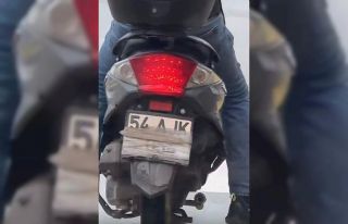 Motosikletin plakasını kapatarak gezen sürücü...